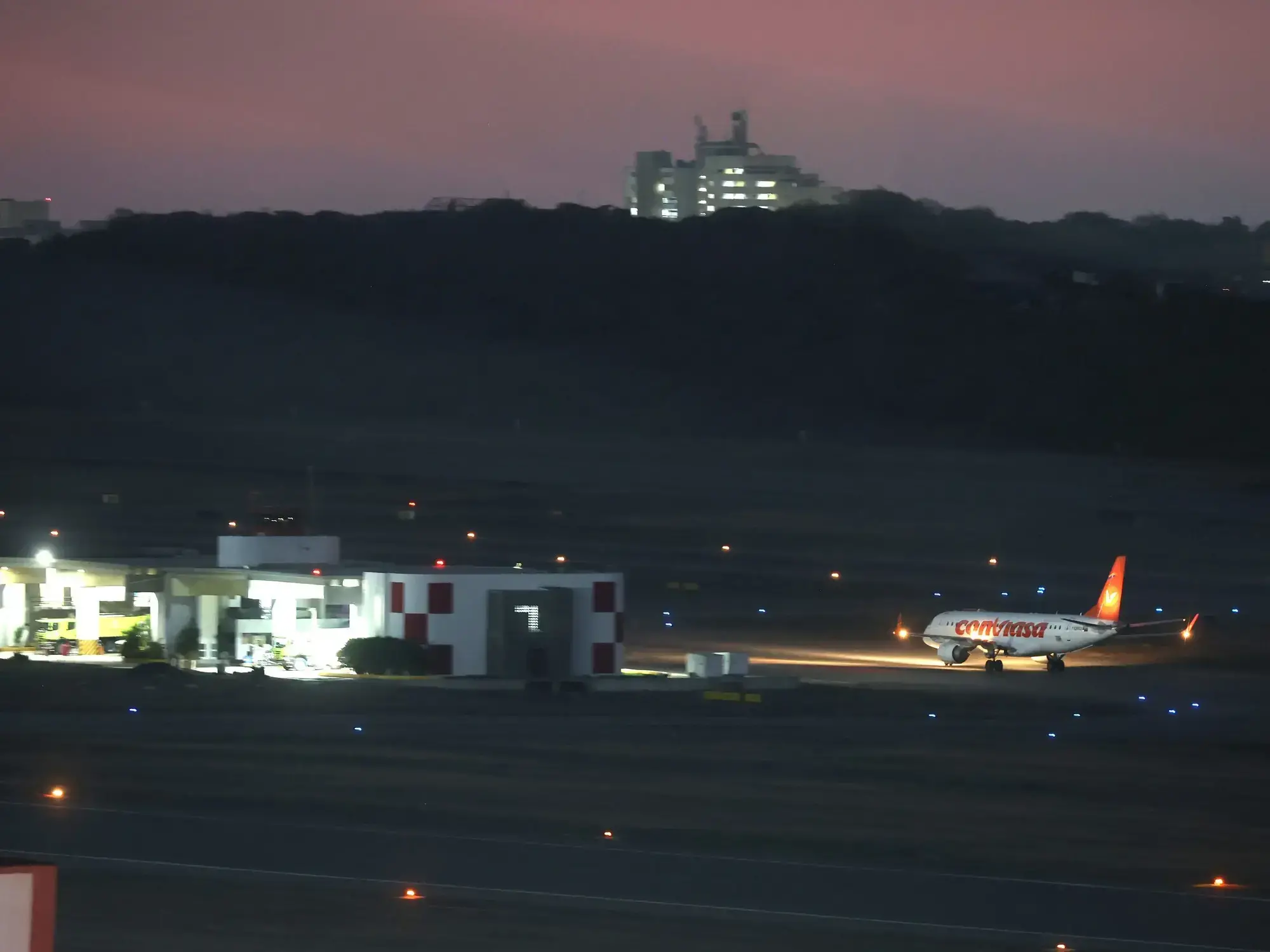 Un avión en la pista del aeropuerto internacional Simón Bolívar en Maiquetía (Venezuela).