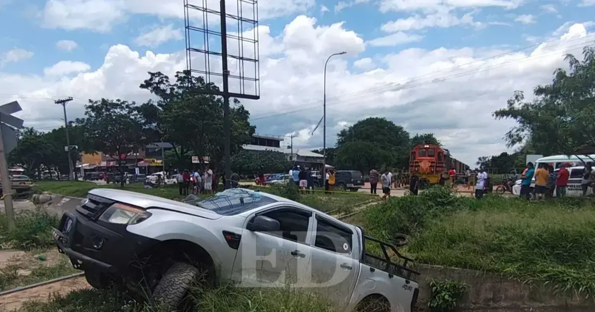 El tren arrastró al vehículo hasta el canal de drenaje