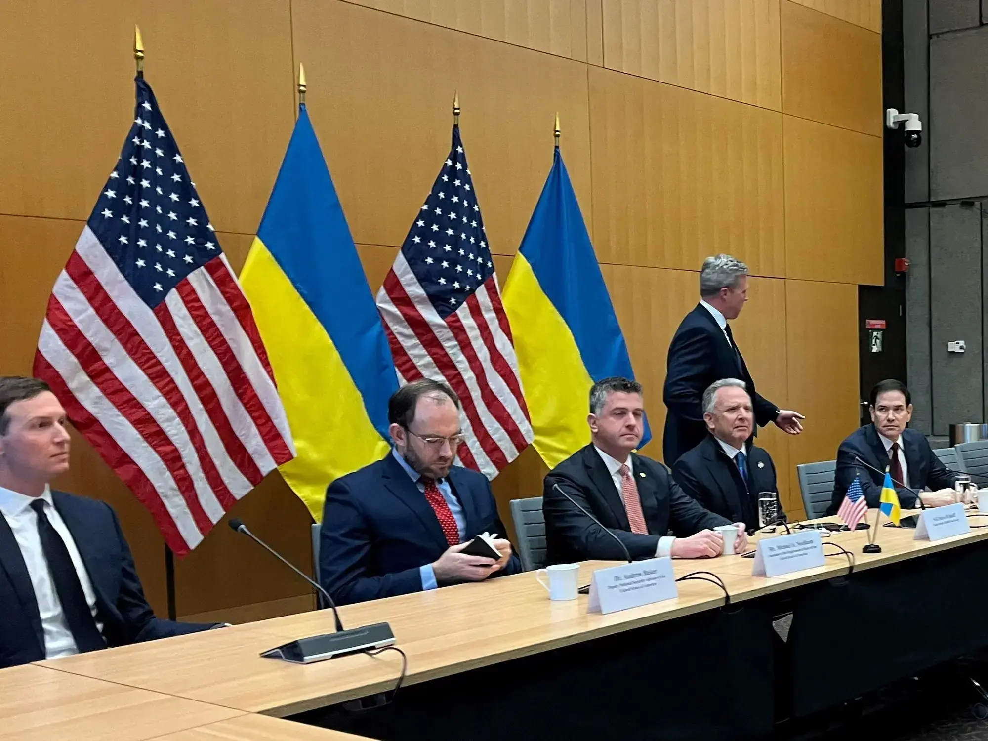 Jared Kushner, Steve Witkoff, Marco Rubio y Daniel Driscoll con la delegación ucraniana en Ginebra.