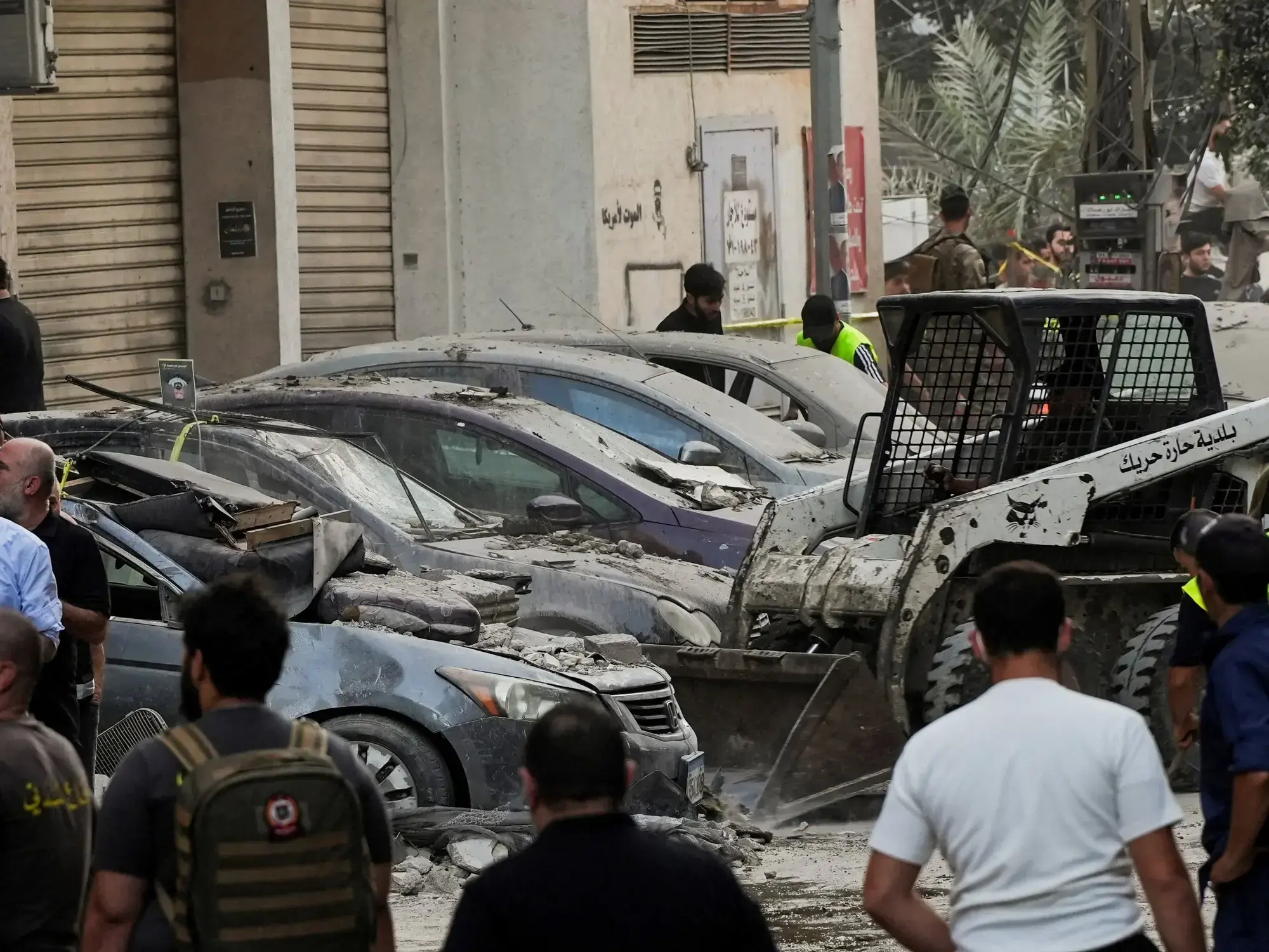 Vehículos dañados en el lugar del ataque israelí en Beirut
