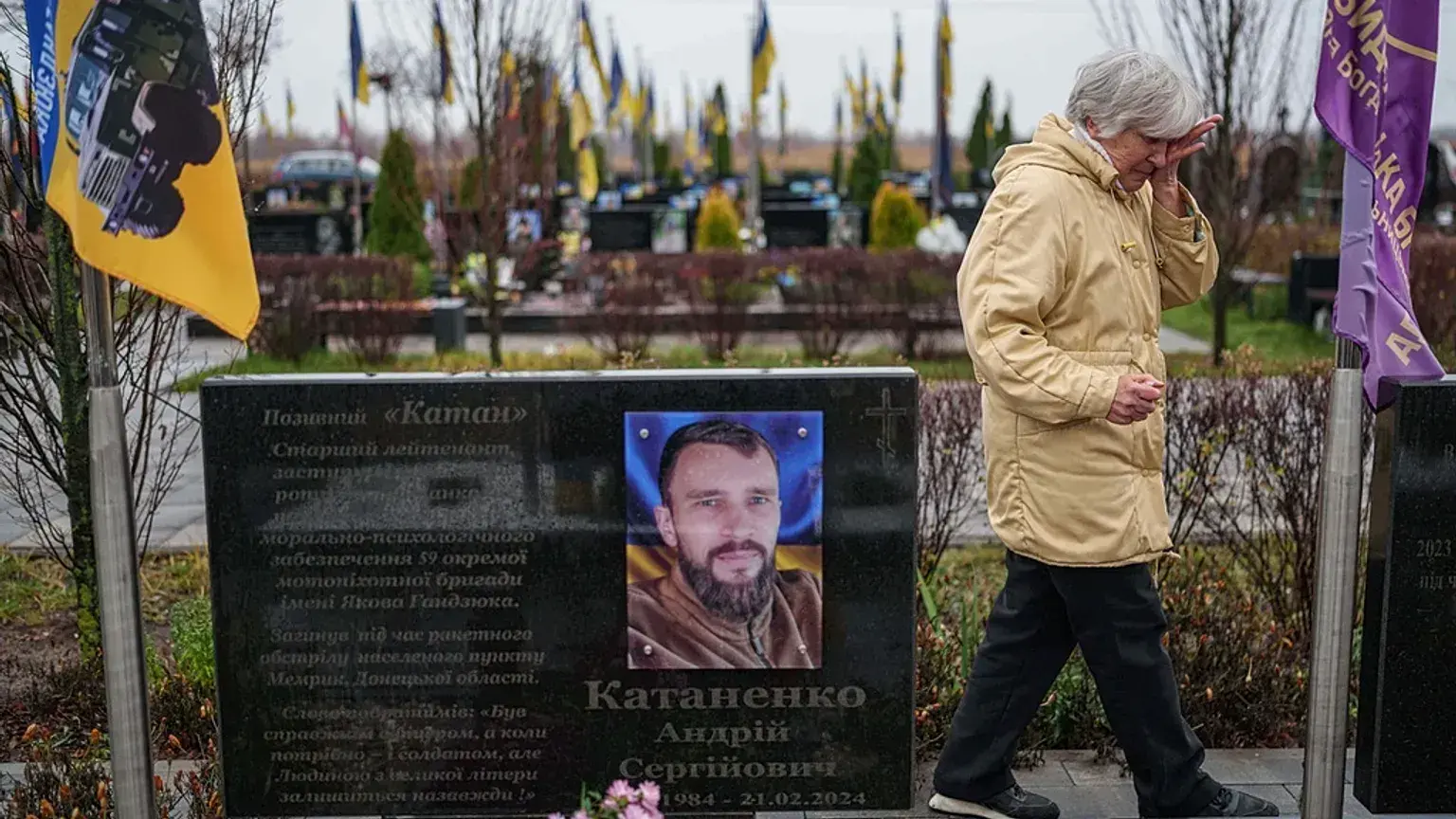 Vira Katanenko, de 66 años, llora mientras visita la tumba de su hijo Andrii Katanenko, militar ucraniano de la 59 brigada, e