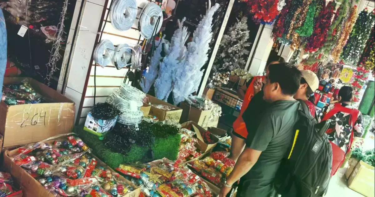 Puestos de mercado en Santa Cruz exhiben adornos navideños.