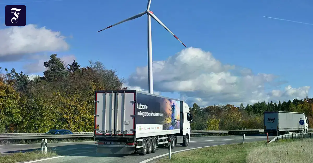 Ein Kilometer Zukunft auf Asphalt: Auf der A6 bei Amberg ist die Bauphase abgeschlossen, jetzt beginnen die Tests