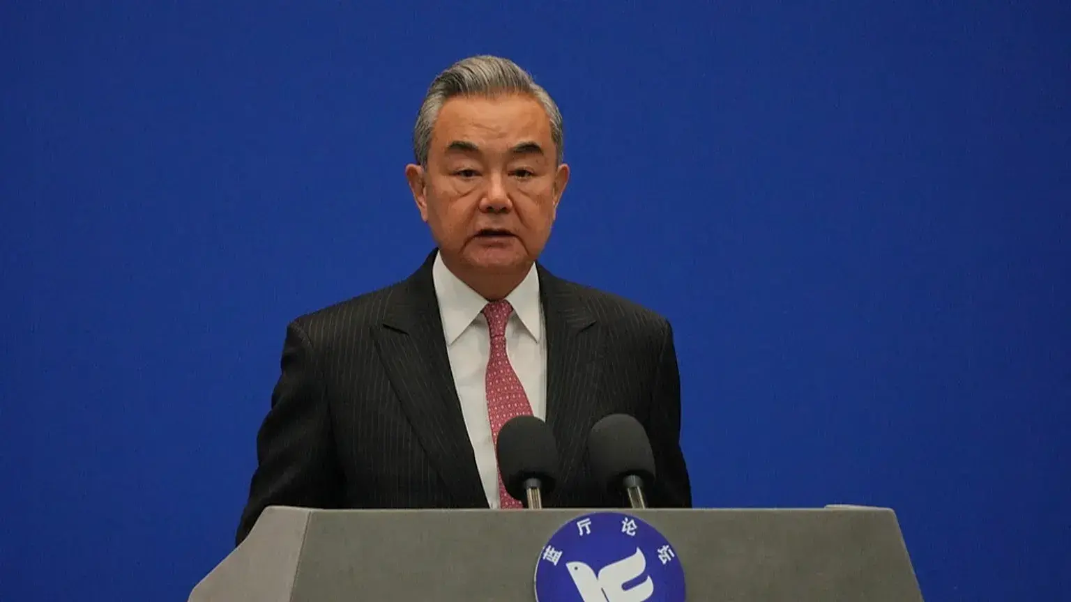 El ministro de Asuntos Exteriores chino, Wang Yi, pronuncia un discurso en Pekín.