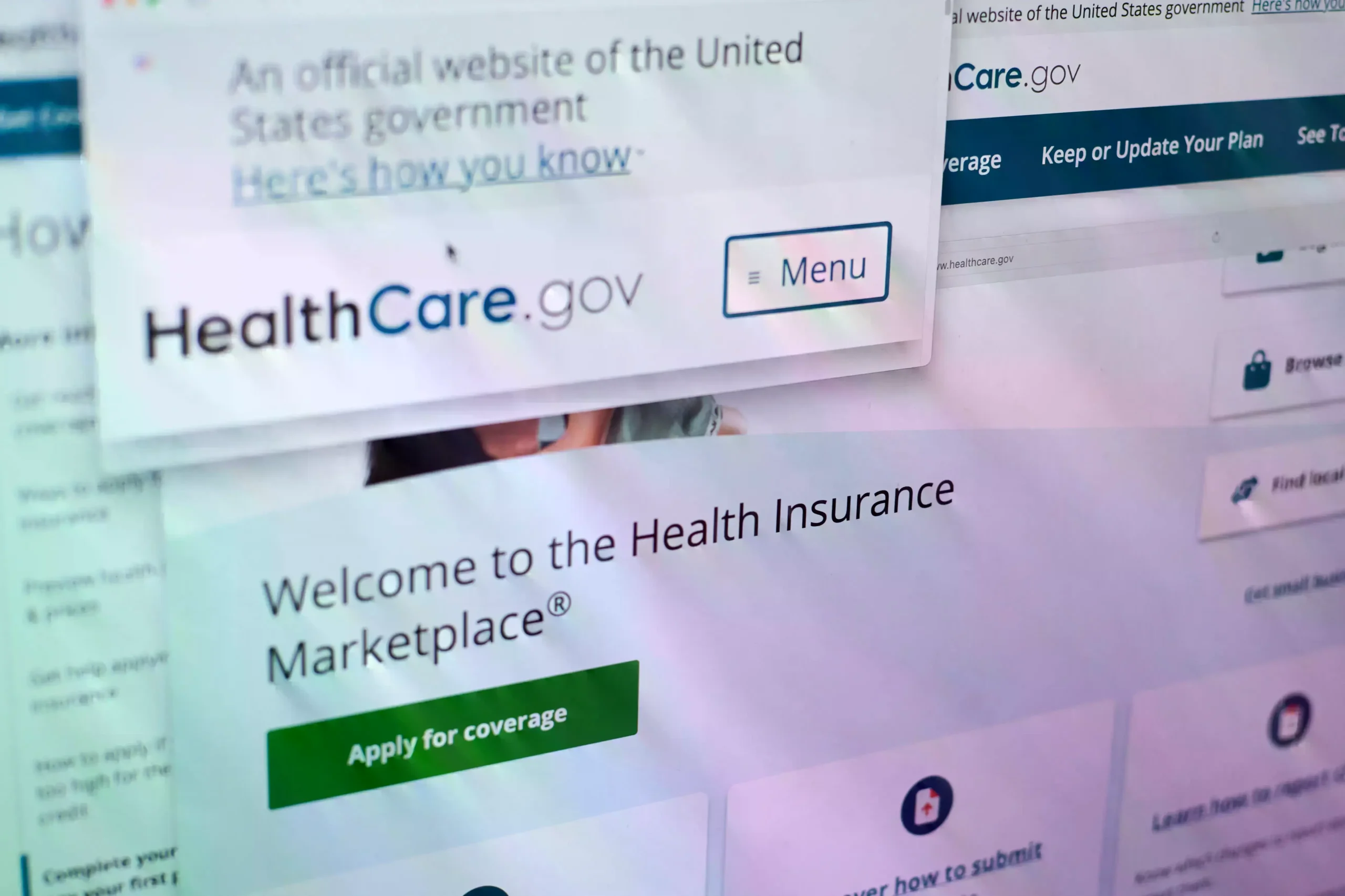 Páginas del sitio web de seguros médicos Affordable Care Act en una pantalla de computadora