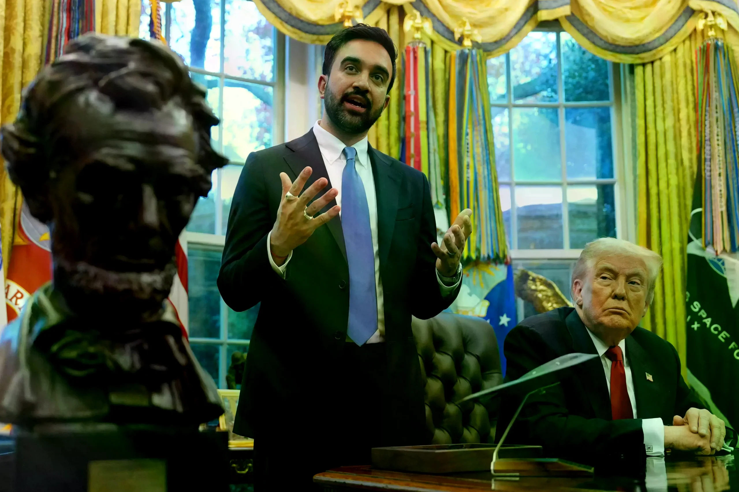 Presidente Donald Trump escucha al alcalde electo de Nueva York Zohran Mamdani en el Despacho Oval.