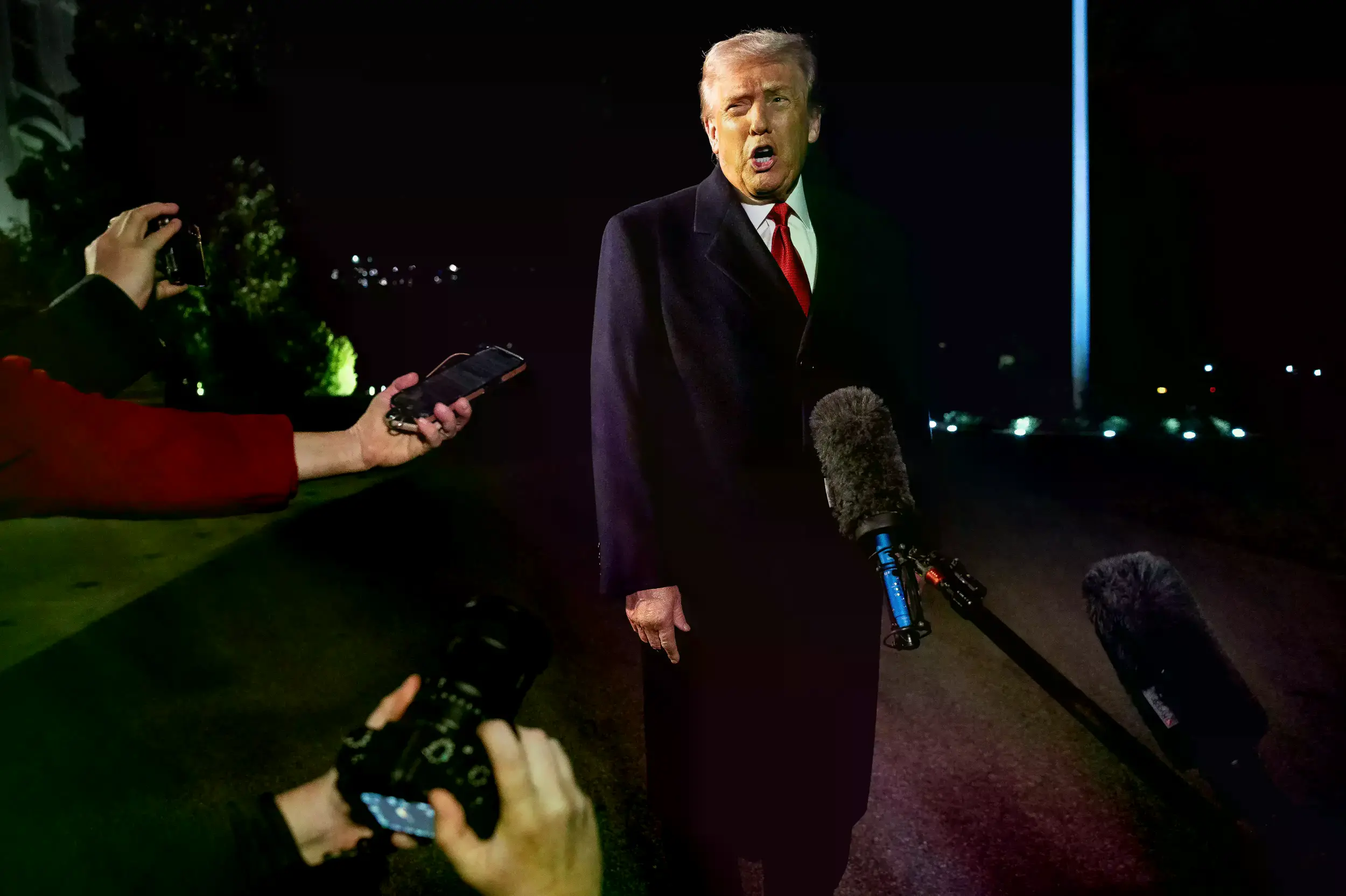 Presidente Donald Trump habla con periodistas antes de abordar el Marine One