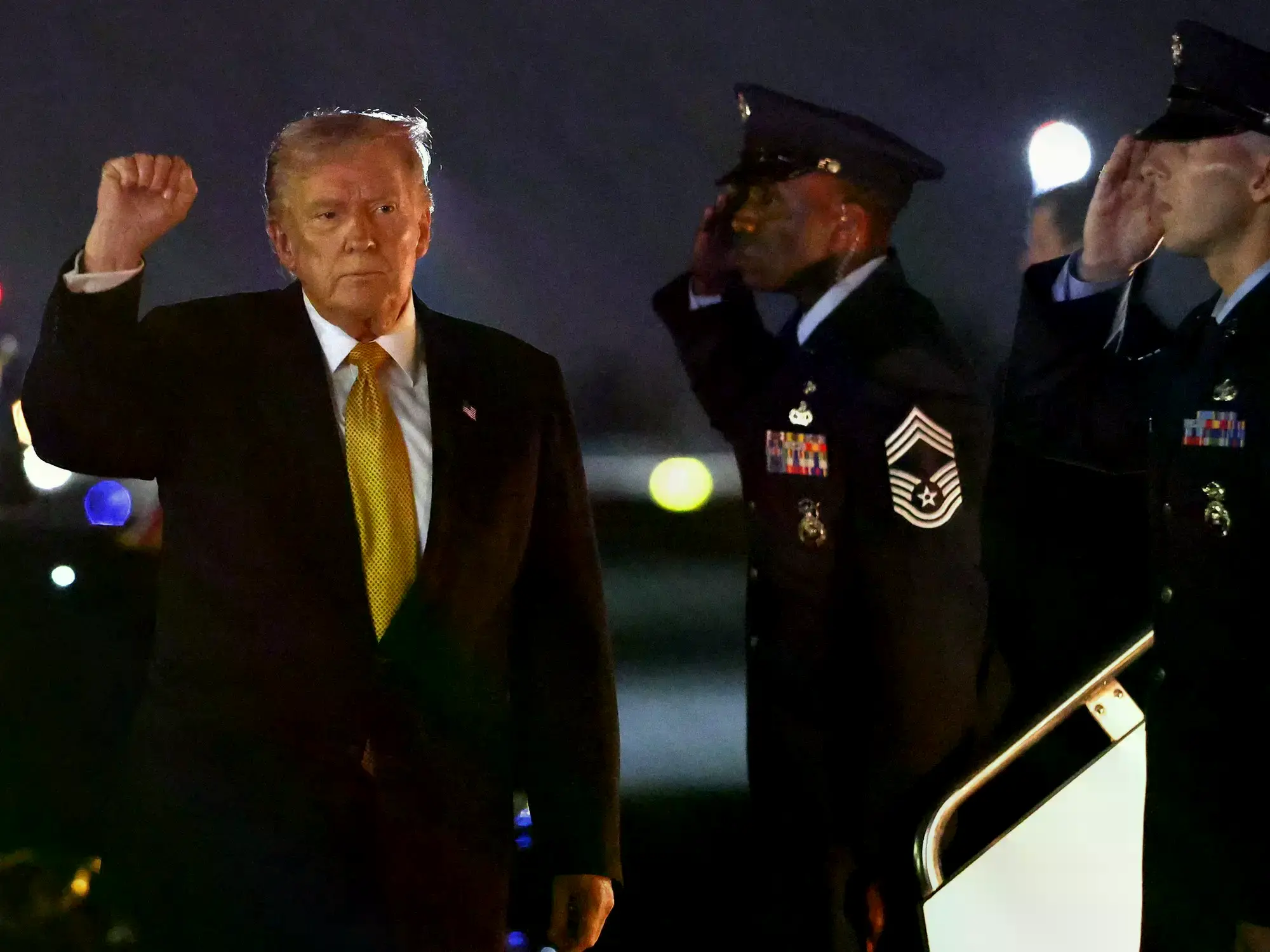 Donald Trump desciende del Air Force One en West Palm Beach