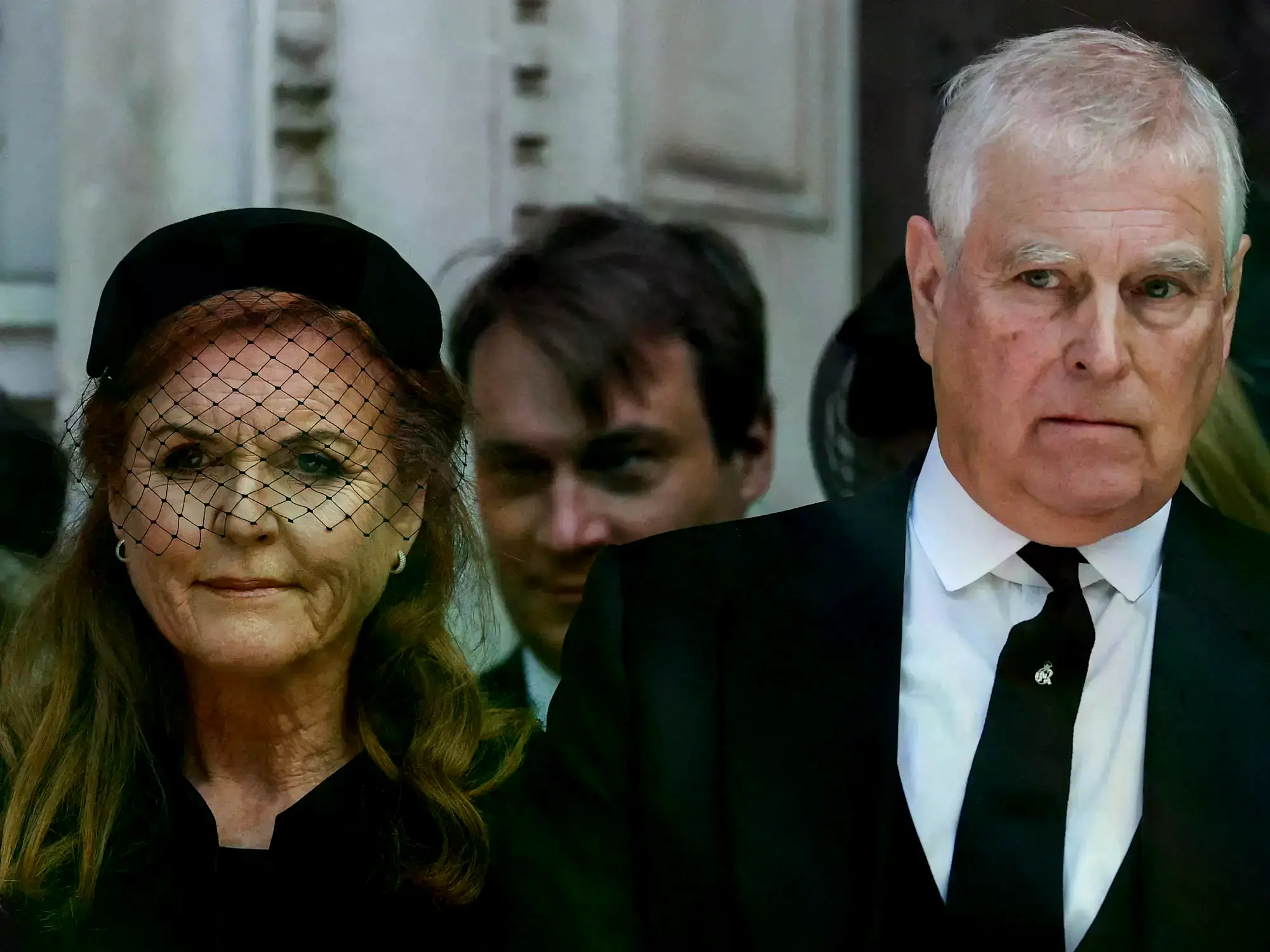 El ex príncipe Andrés y Sarah Ferguson salen de la Catedral de Westminster.