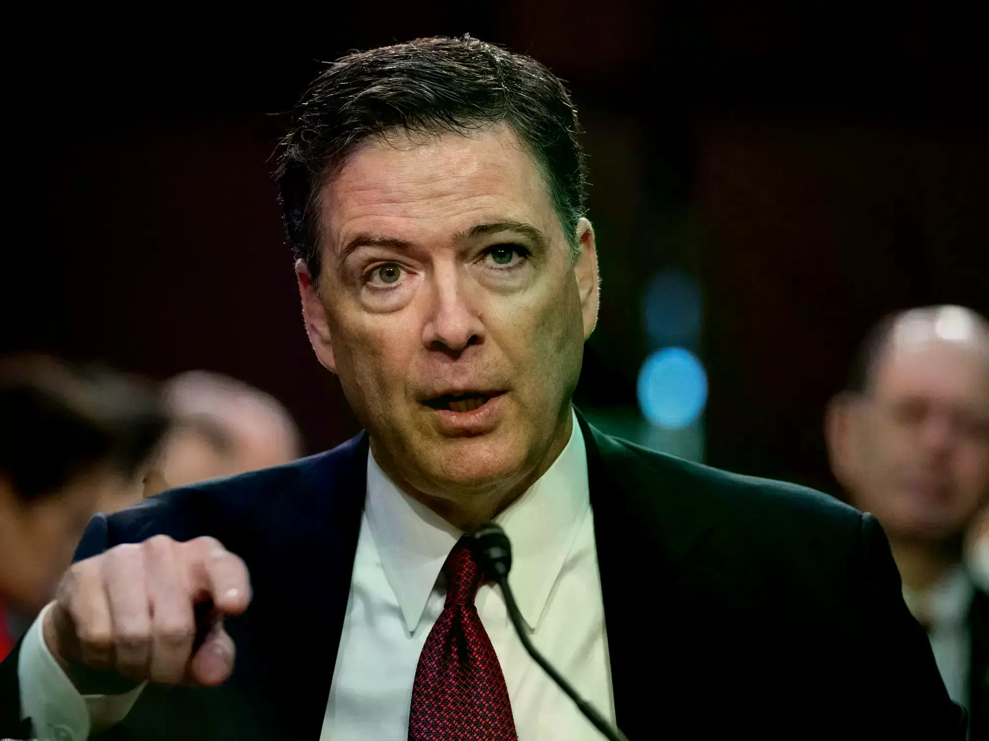 El exdirector del FBI, James Comey, habla durante una audiencia del Comité de Inteligencia del Senado en el Capitolio