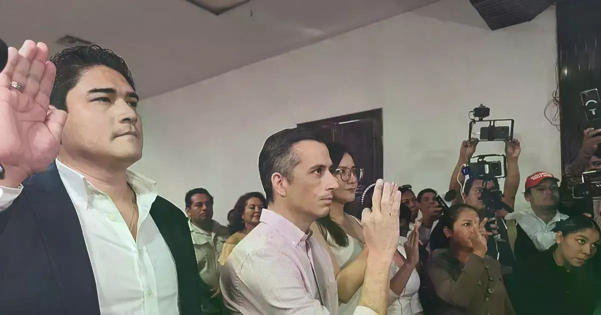 Fernando Pareja (camisa rosada) fue elegido presidente durante el acto de juramento.