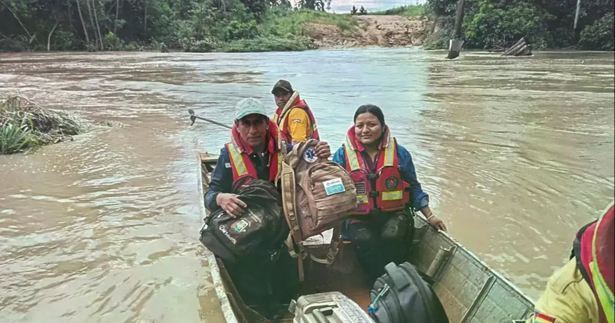 Pobladores se desplazan por zonas anegadas en el norte cruceño