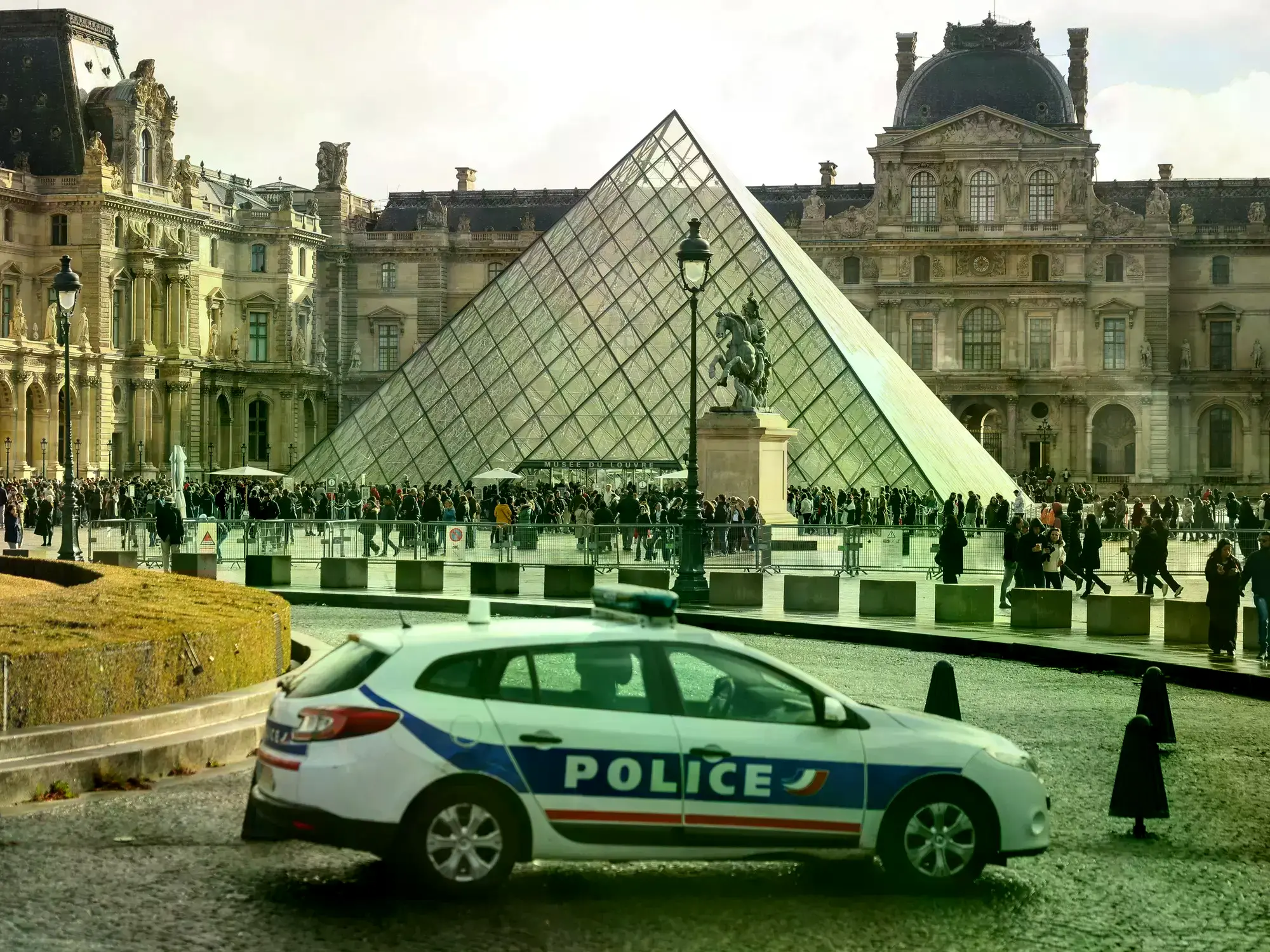 Arrestan en Francia a cuatro nuevos sospechosos del robo al Louvre
