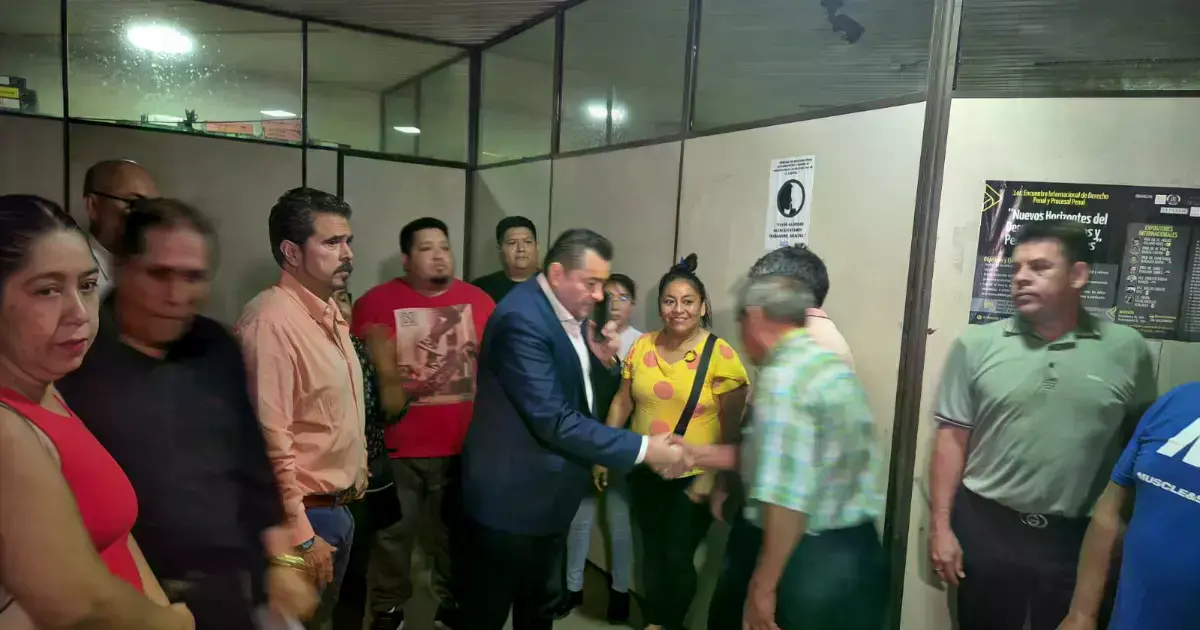 Jhonny Fernández llegando a la audiencia.