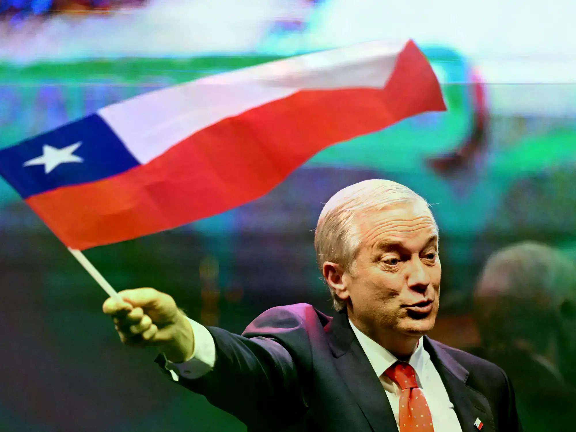 José Antonio Kast, del Partido Republicano, ondea una bandera chilena tras los resultados de las elecciones generales