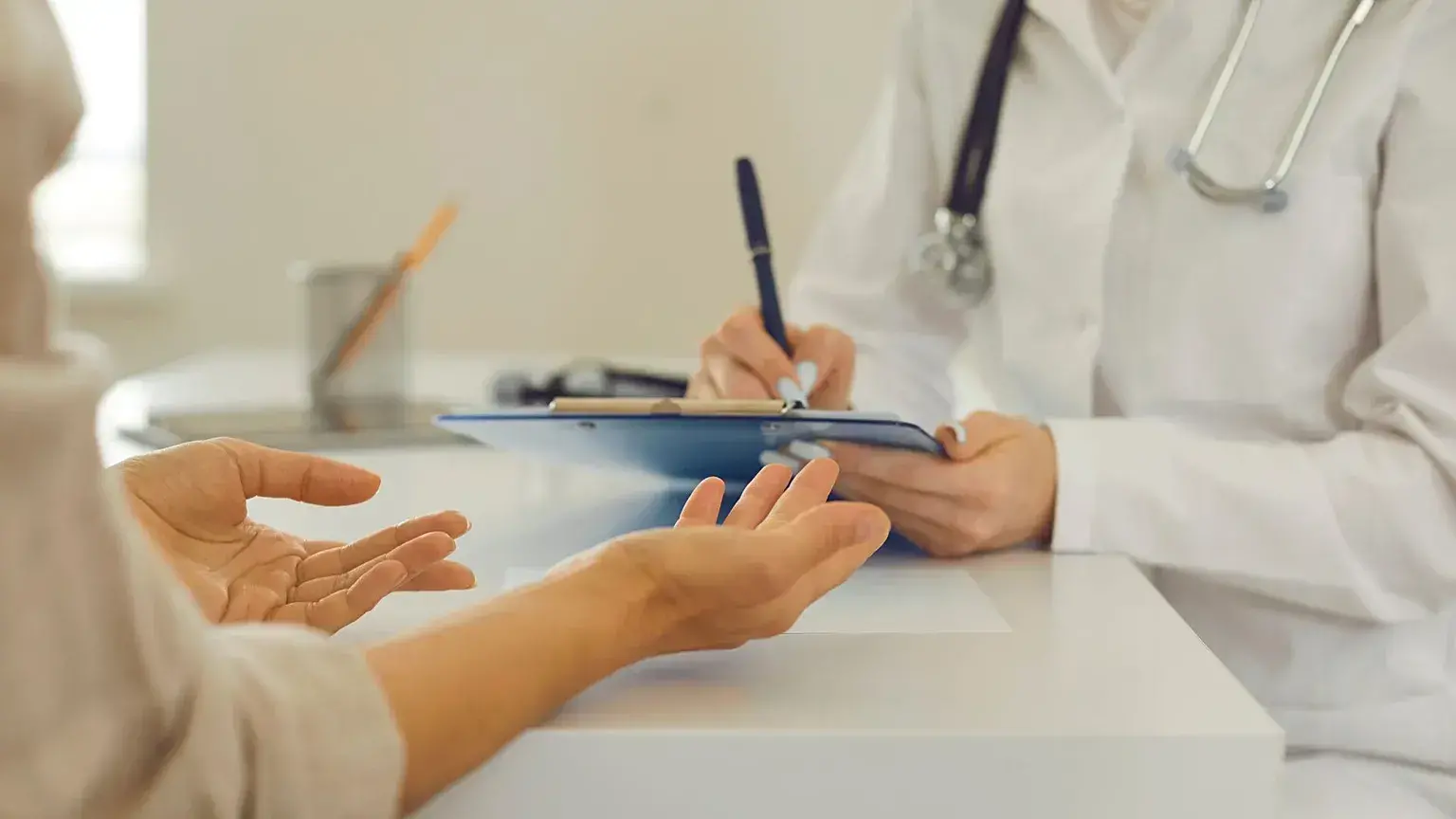 Un paciente habla con su médico