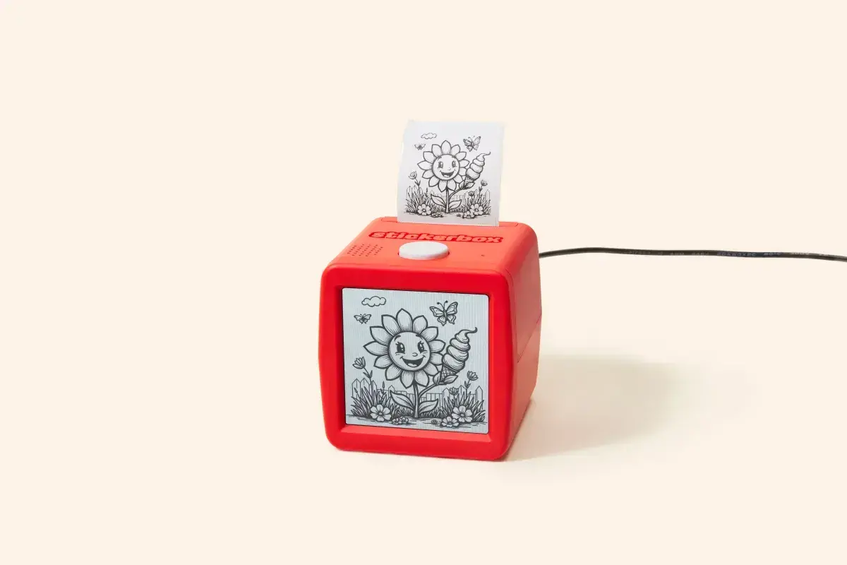 El dispositivo Stickerbox, una caja roja con una pantalla y un botón para hablar.