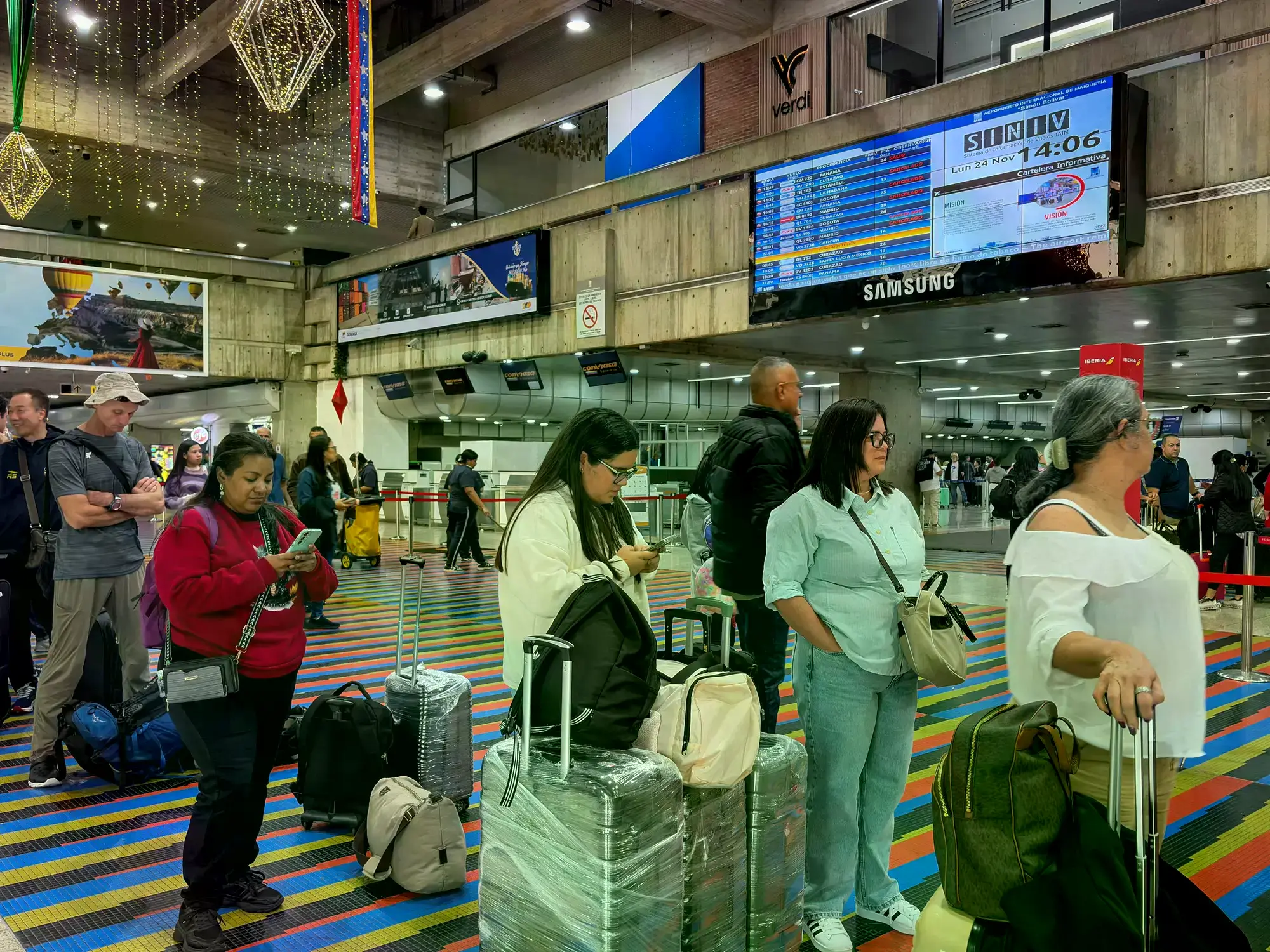 Viajeros en el aeropuerto internacional Simón Bolívar de Caracas