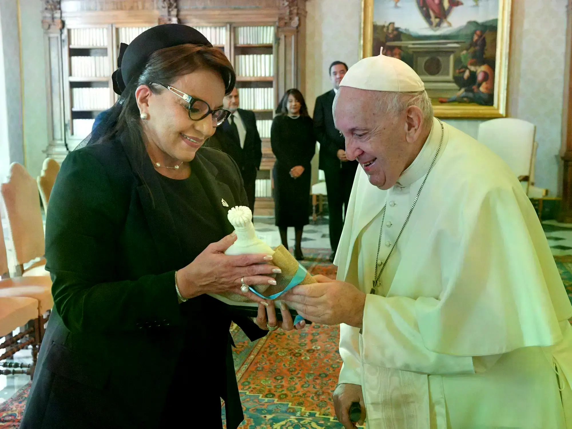 El entonces Papa Francisco dando audiencia a la Presidenta de Honduras, Xiomara Castro, en la Ciudad del Vaticano