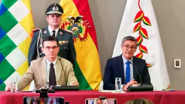 Rodrigo Paz y José Gabriel Espinoza en conferencia de prensa.
