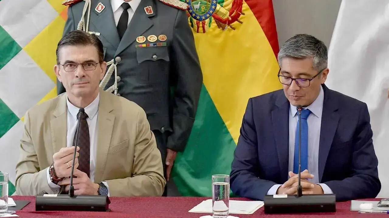 El presidente de Bolivia, Rodrigo Paz (i), y el ministro de Economía, Gabriel Espinoza, en conferencia de prensa.