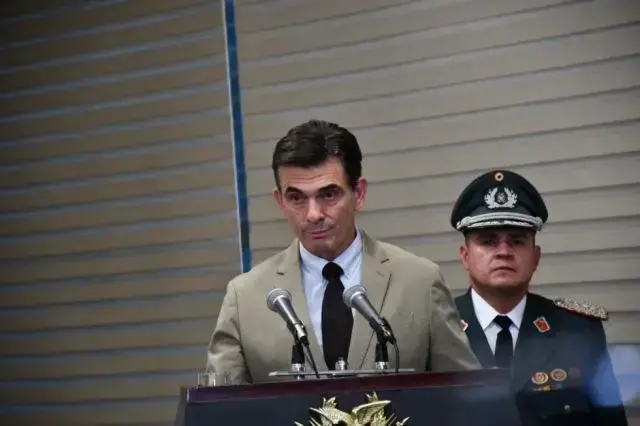 El presidente Rodrigo Paz posesionó a Hugo César León como nuevo procurador General del Estado.