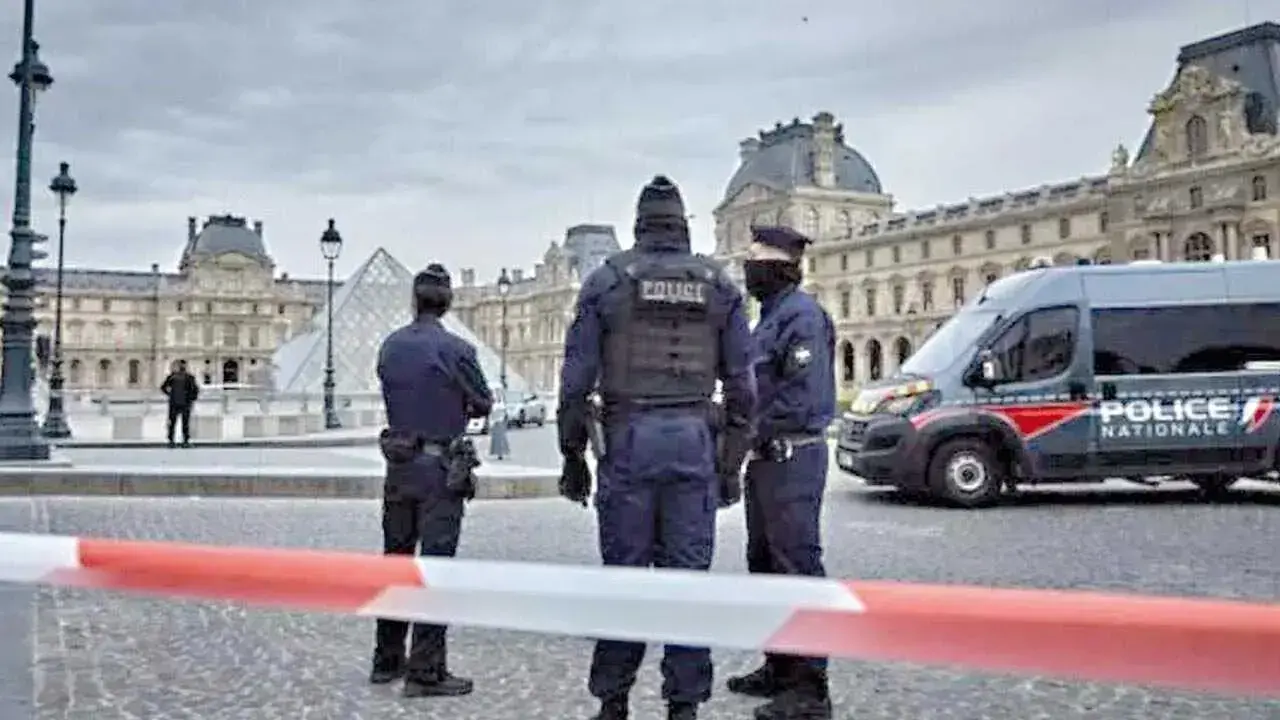 Policías en los alrededores del Louvre, en la capital francesa.