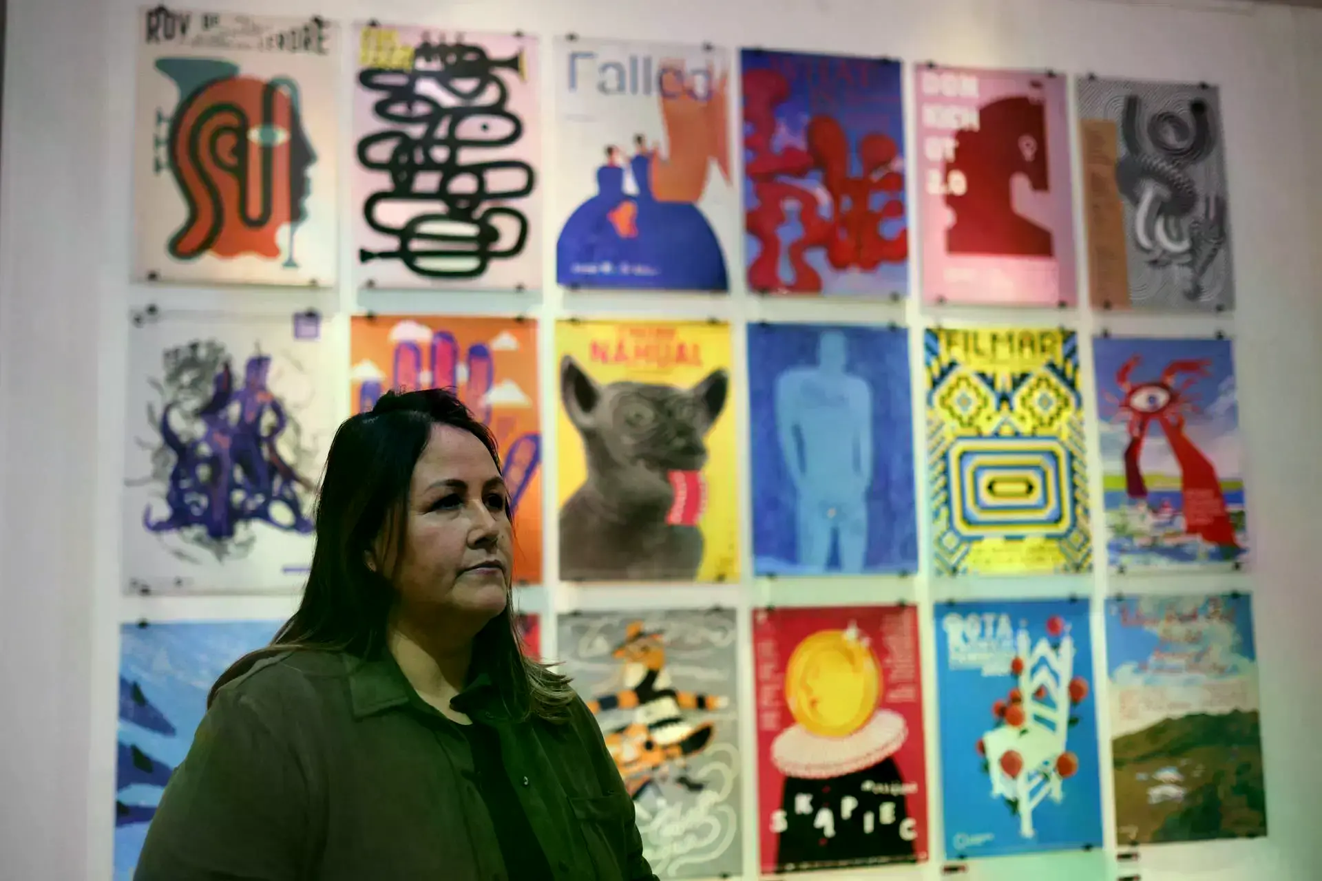 Susana Machicao, directora de la BICeBé, recorre la exposición en el Museo Nacional de Arte.