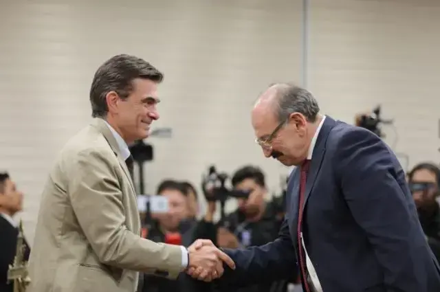 El presidente Rodrigo Paz saluda al nuevo procurador Hugo León tras su juramento.