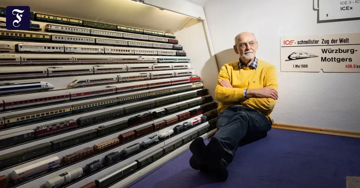 Hunderte begrüßen den ICE-V, als er am 27. November 1985 in Köln einfährt.