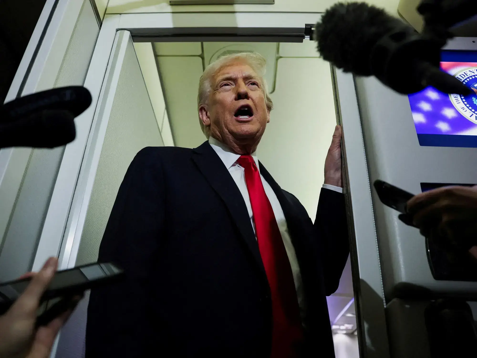 Donald Trump habla con periodistas a bordo del Air Force One