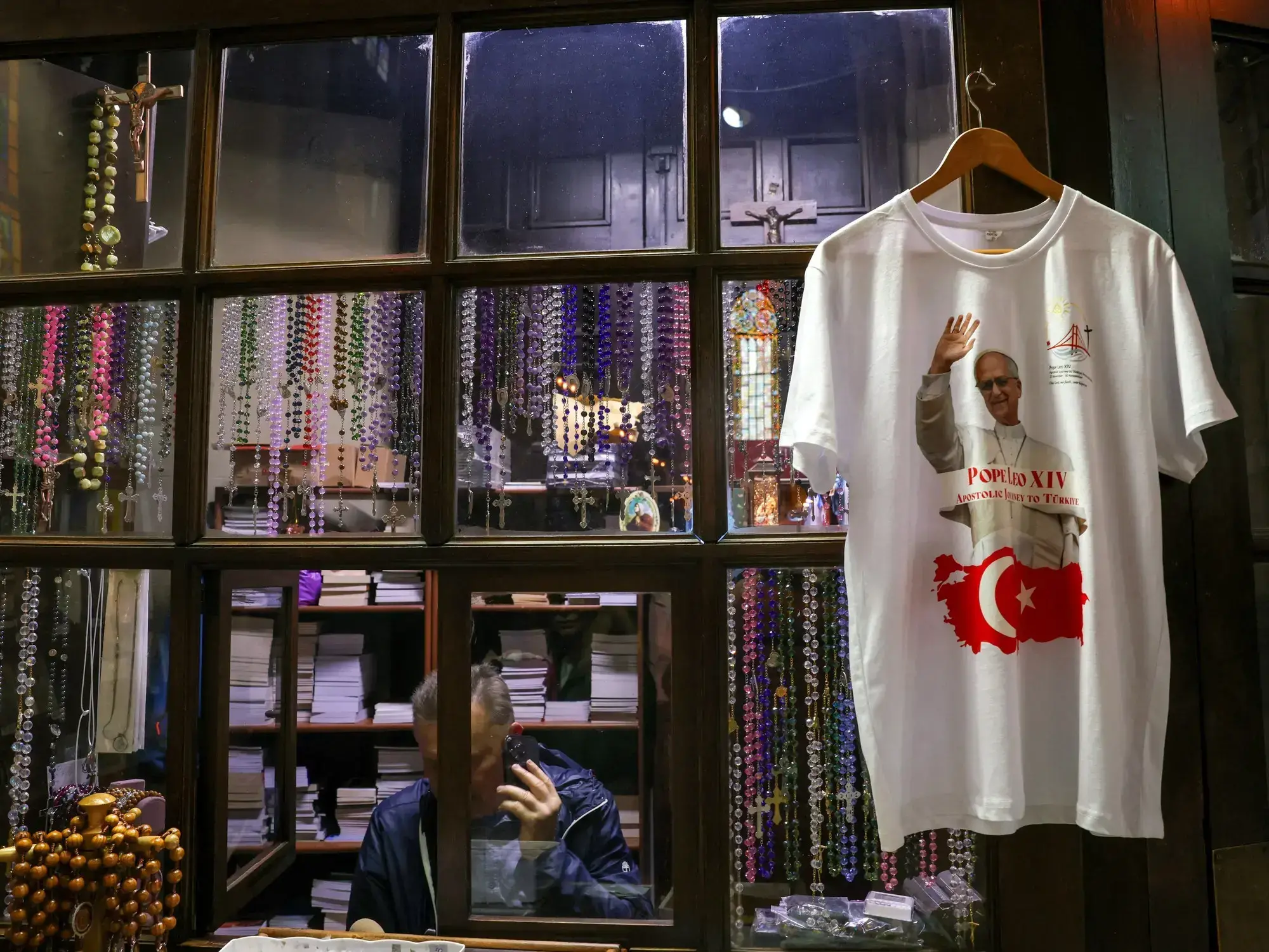 Una remera con la cara de León XIV, en venta en Estambul.