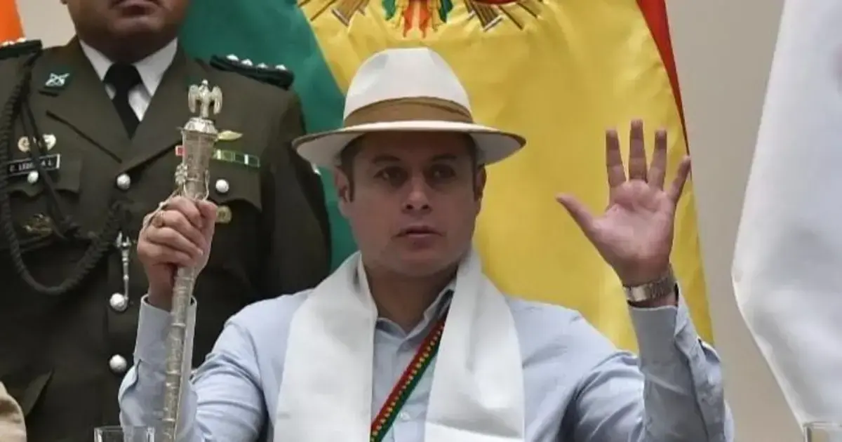 Edmand Lara con su bastón de mando