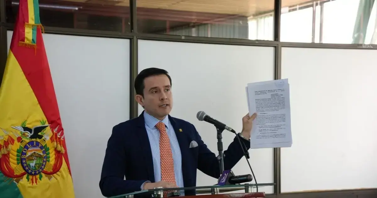 El viceministro Gustavo Serrano durante la presentación de la denuncia en La Paz