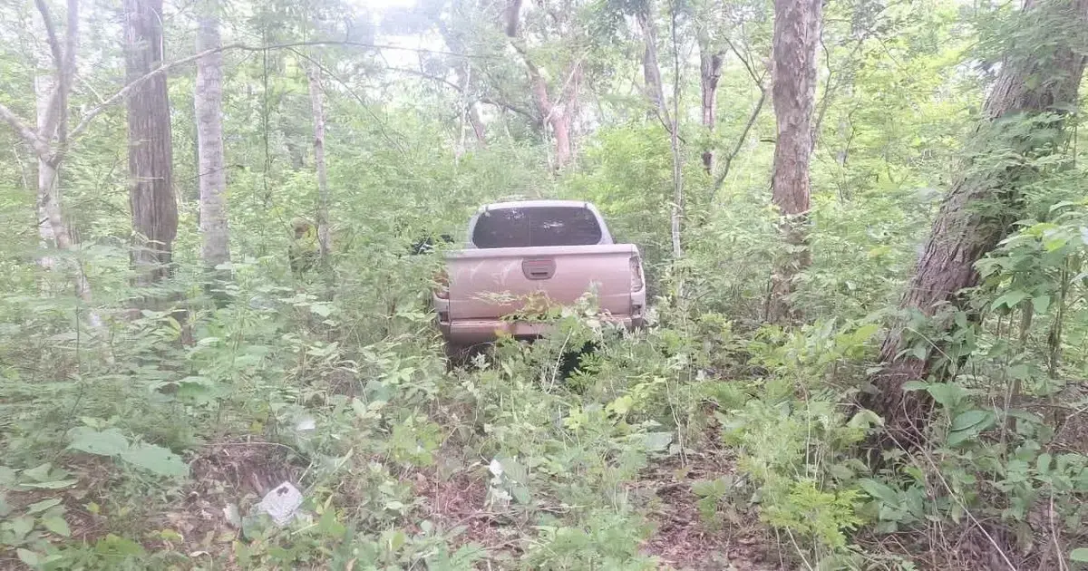 La camioneta fue hallada abandonada en medio del monte