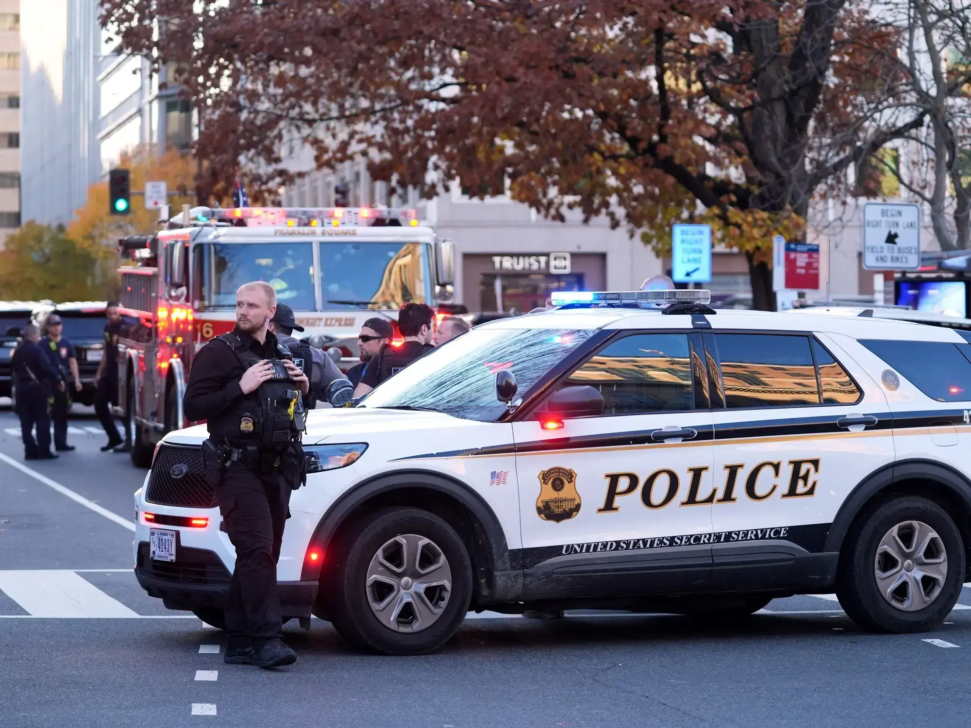 Vehículos de emergencia y patrulleros en la zona del tiroteo cerca de la Casa Blanca.