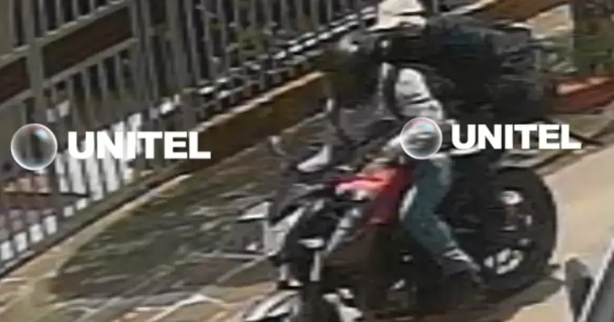 Imagen de cámara de seguridad que muestra a los sospechosos en motocicleta.