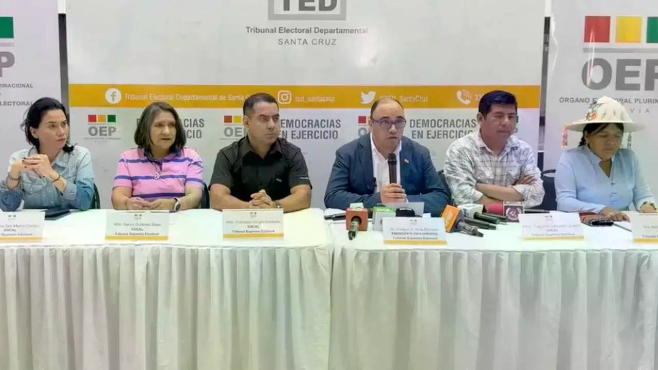 Vocales del TSE en conferencia de prensa.