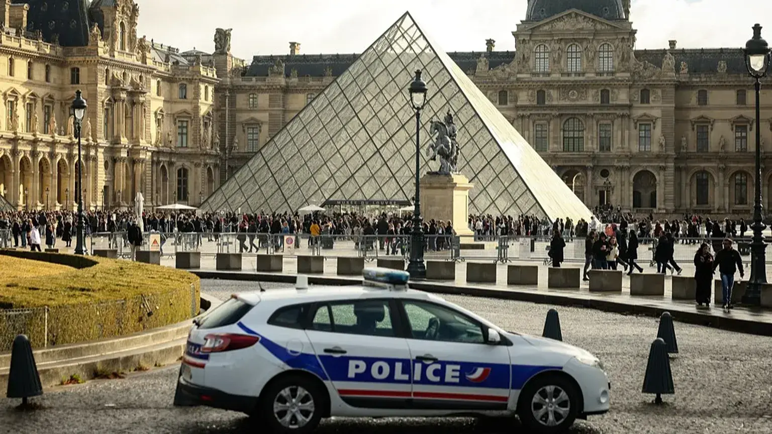 Un coche de Policía aparca en el patio del museo del Louvre, una semana después del robo, el 26 de octubre de 2025, en París.