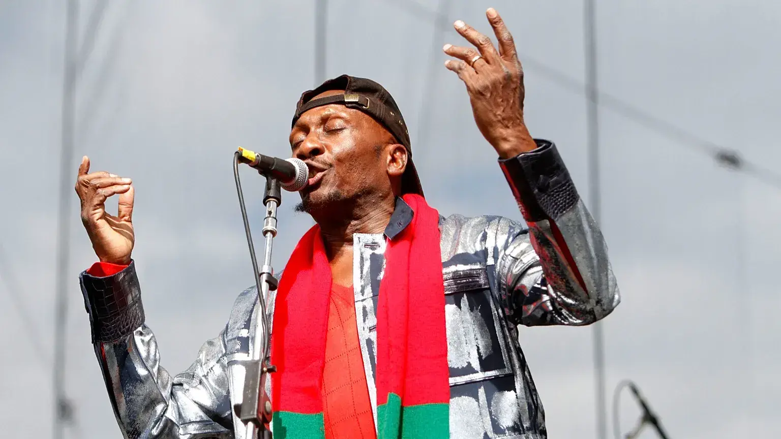 Jimmy Cliff actuando en un concierto.