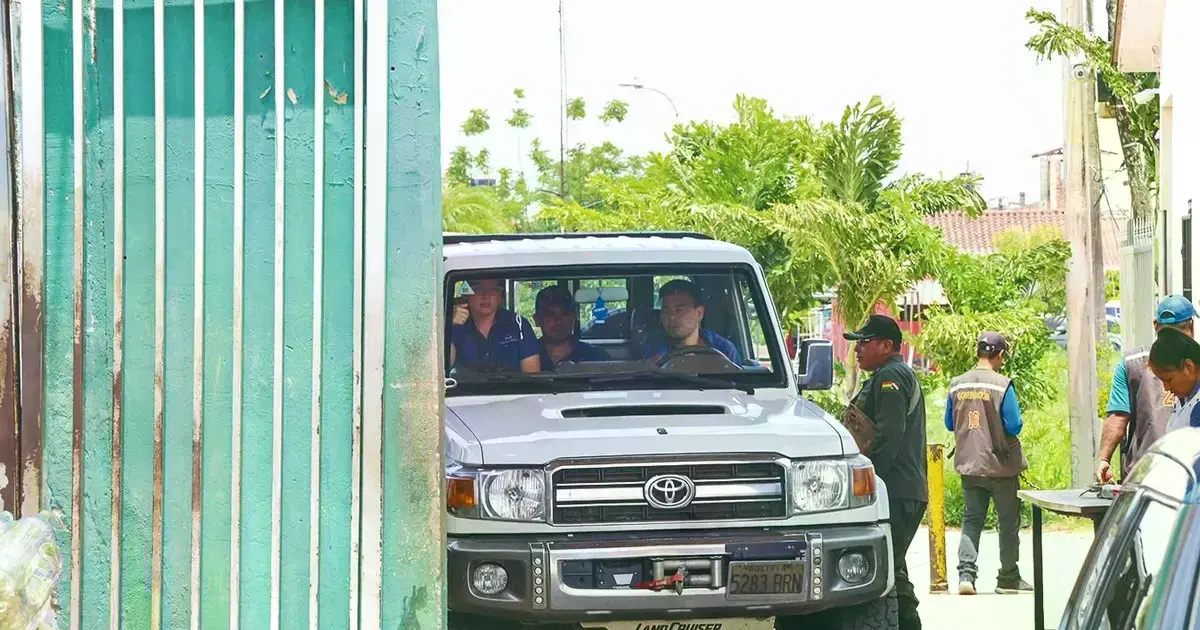 Policías, peritos y fiscales ingresaron a Palmasola para investigar el crimen contra Remberto López.
