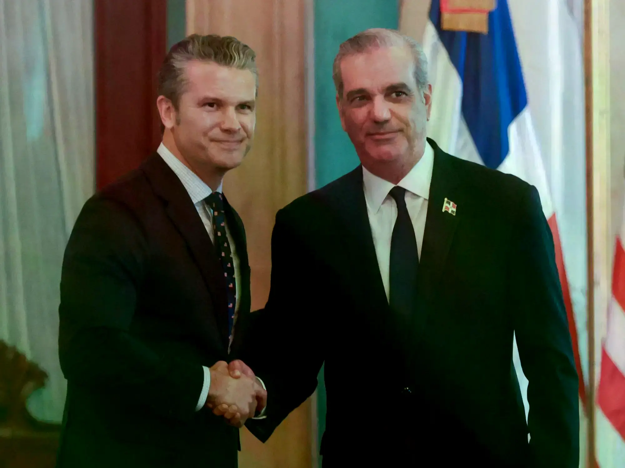 El jefe del Pentágono Pete Hegseth junto al presidente dominicano, Luis Abinader.