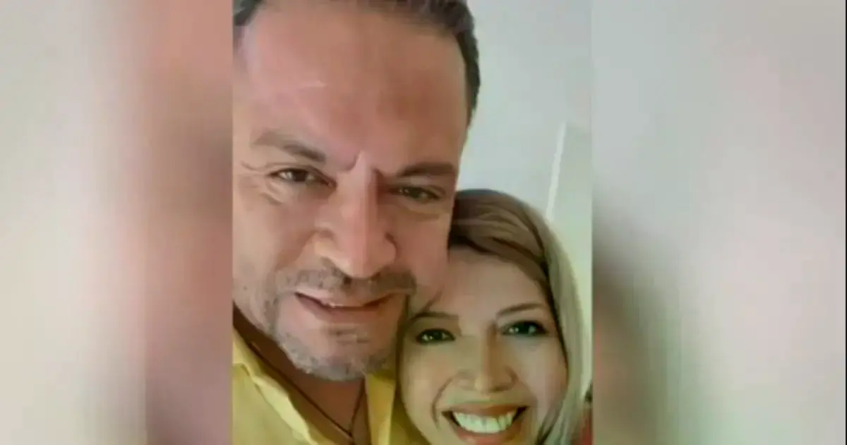 Luis Revilla y Maricruz Ribera preparan su equipaje para el viaje.