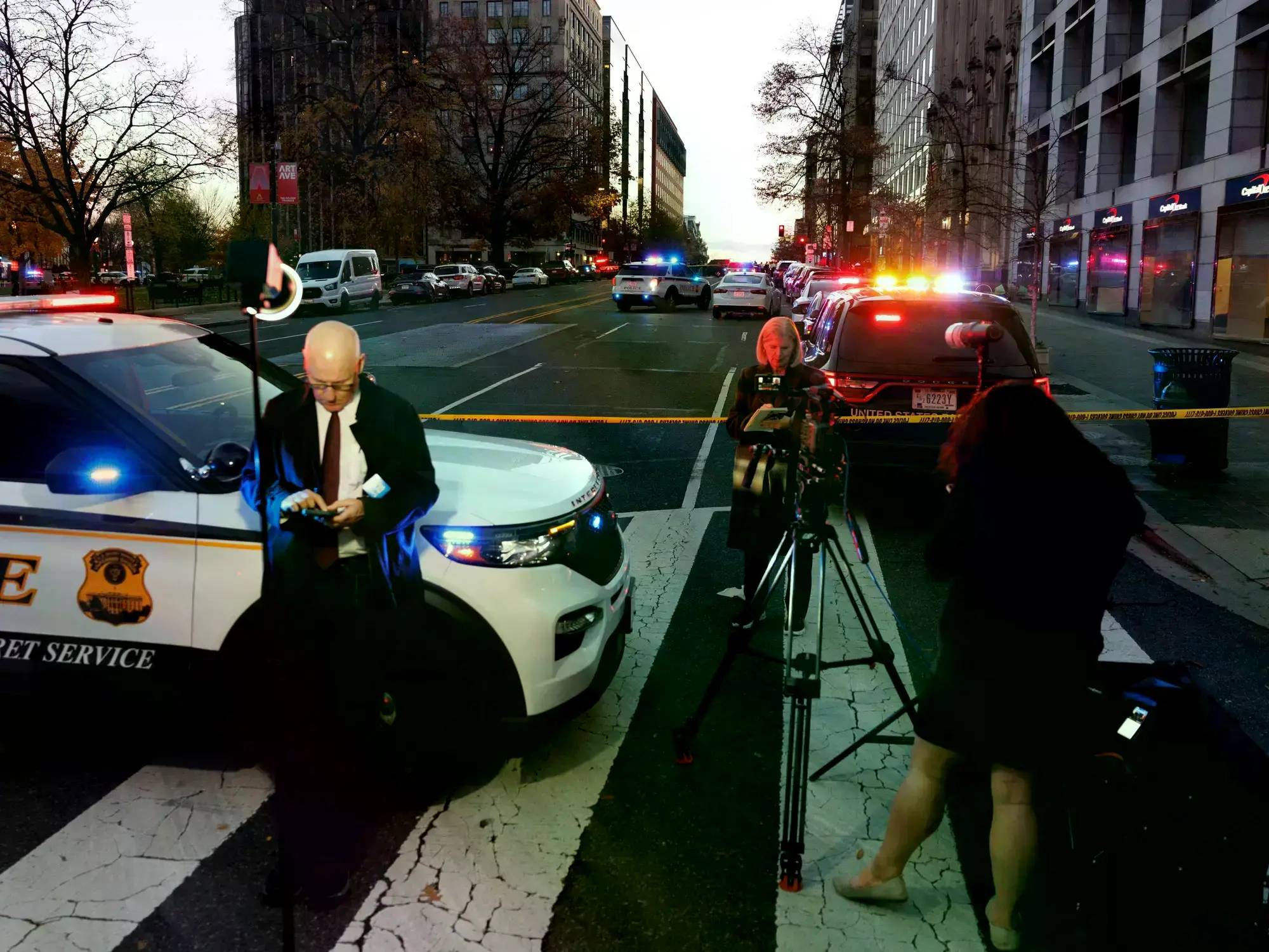 Periodistas y policias cerca del lugar del tiroteo en Washington