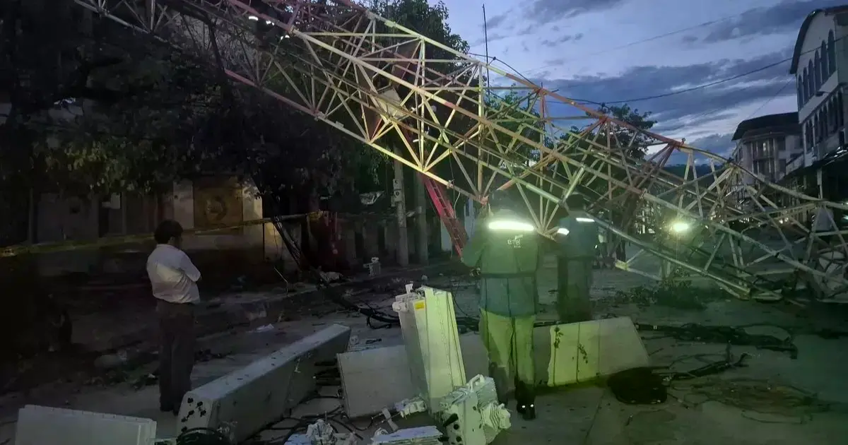 La tormenta provocó la caída de esta antena de radio.