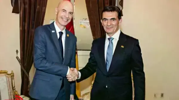 El presidente Rodrigo Paz y el director general del Ministerio de Relaciones Exteriores israelí, Eden Bar Tal.