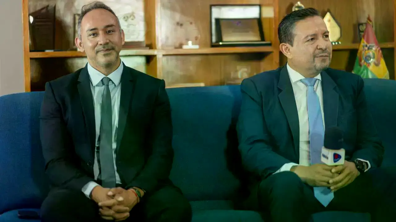El Rector de la UPB, PhD. Óscar Molina Tejerina, y el decano nacional, PhD. Ricardo Nogales.