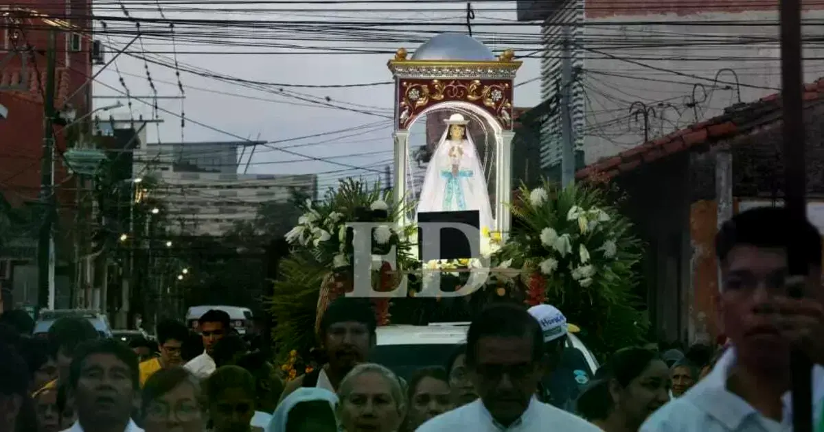 Fieles acompañan en procesión a la Virgen de Cotoca