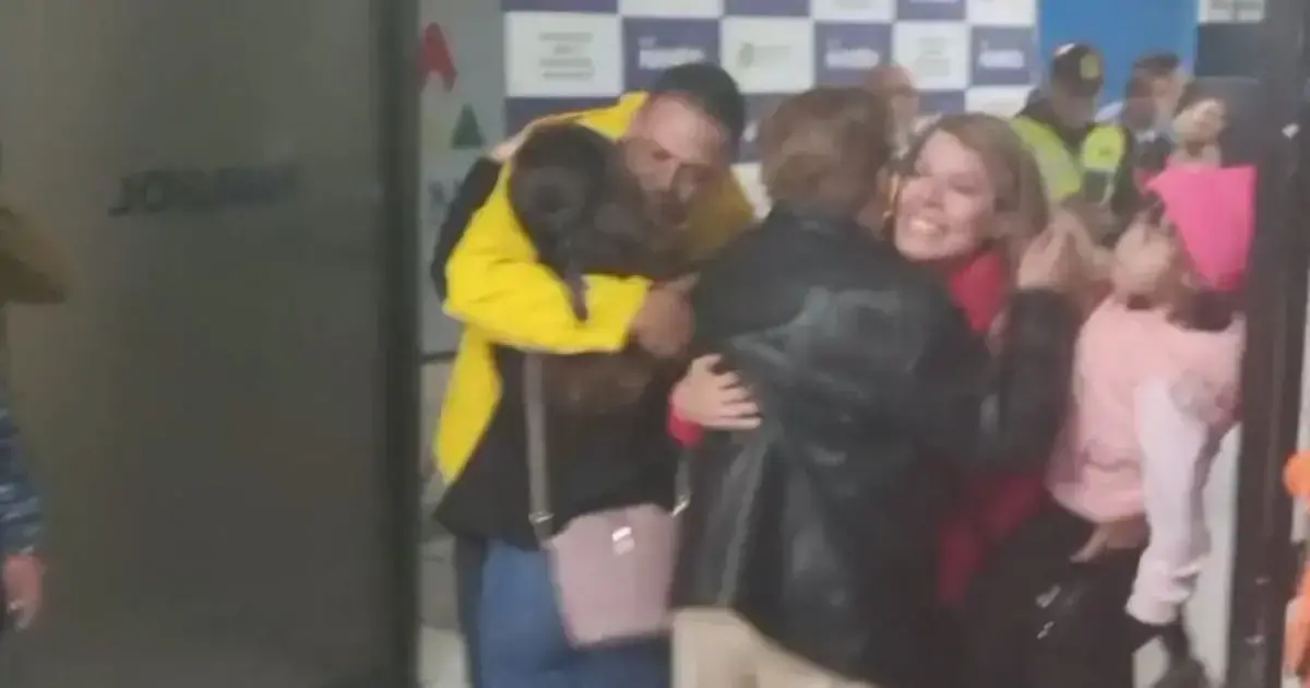 El matrimonio Revilla es recibido en el aeropuerto de El Alto.