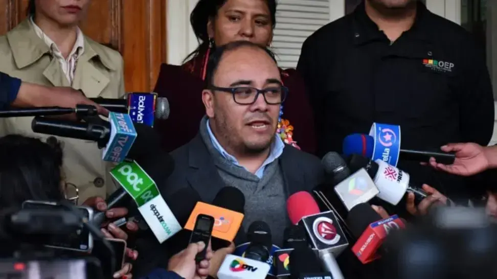 El vocal del TSE, Gustavo Ávila, en contacto con la prensa.